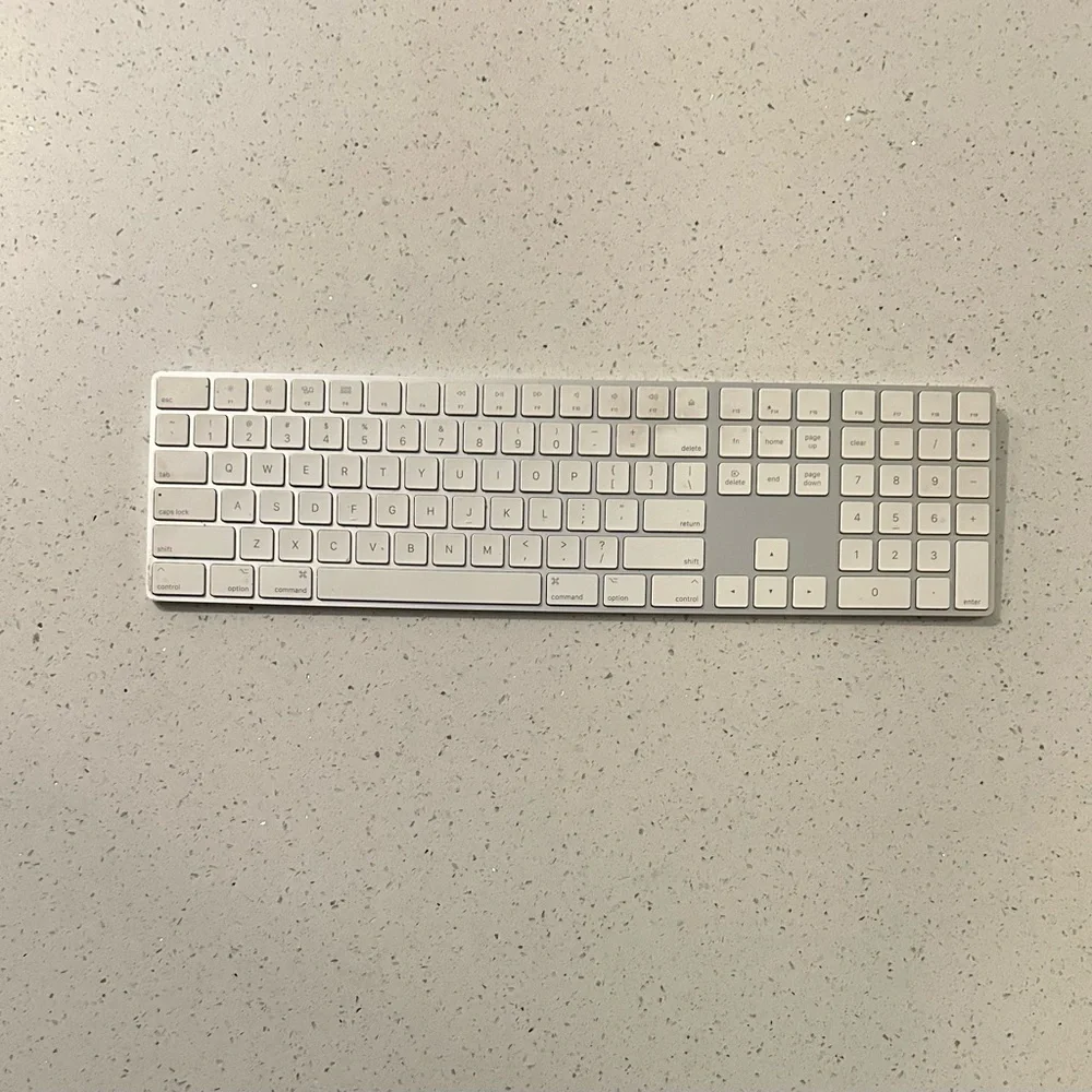 Apple Magic Keyboard with Numeric Keypad - US English / doesn’t hold charge